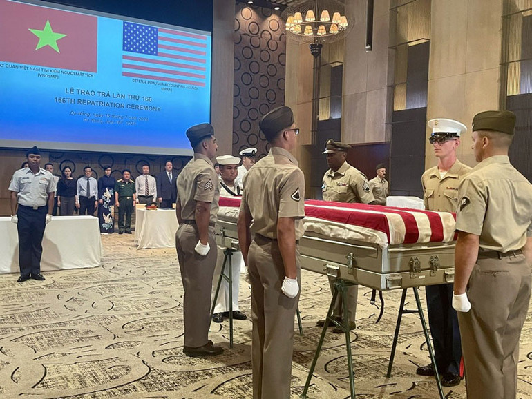 Lễ hồi hương hài cốt quân nhân Hoa Kỳ mất tích trong chiến tranh ở Việt Nam (MIA) lần thứ 166. Lễ hồi hương hài cốt quân nhân Hoa Kỳ mất tích trong chiến tranh ở Việt Nam (MIA) lần thứ 166.