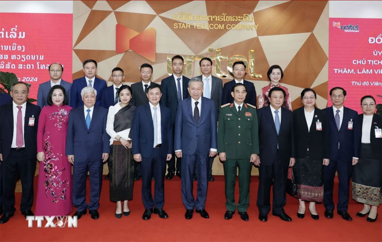 Chủ tịch nước Tô Lâm và các đại biểu với cán bộ, nhân viên Công ty viễn thông Star Telecom. (Ảnh: TTXVN)