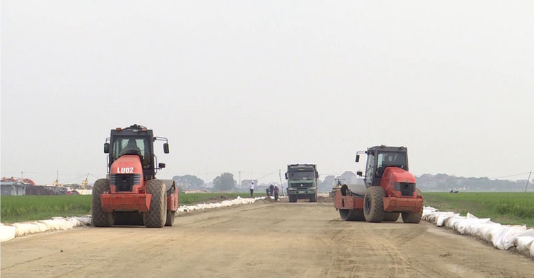 Thi công đường Vành đai 4-Vùng Thủ đô trên địa bàn thị xã Thuận Thành, tỉnh Bắc Ninh. (Ảnh: An Trân)
