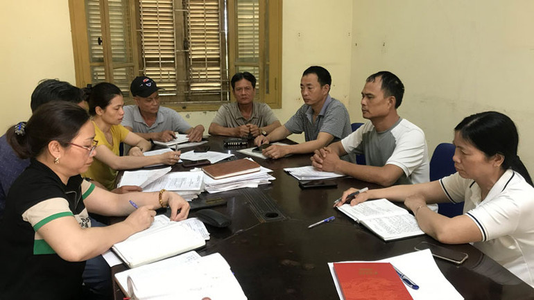 Các hộ công nhân Trạm thực nghiệm Văn Giang, huyện Văn Giang, tỉnh Hưng Yên họp xét tài sản trên diện tích đất bị thu hồi để xây dựng đường Vành đai 4-Vùng Thủ đô. (Ảnh: Phạm Hà)