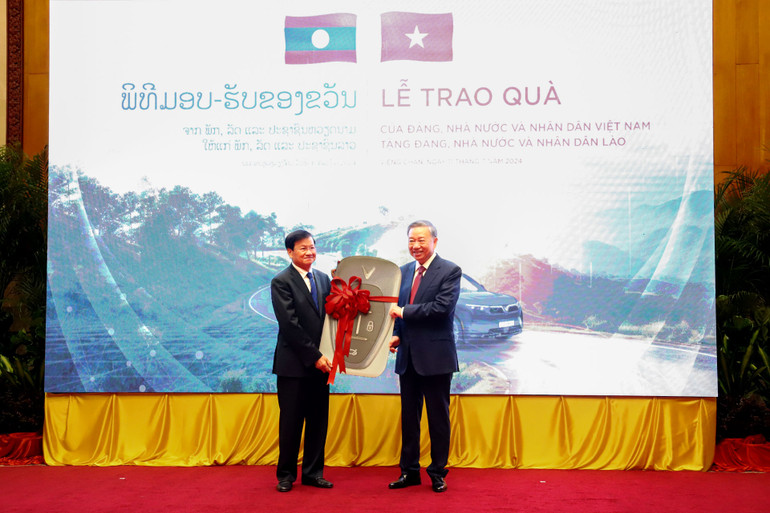 Chủ tịch nước Tô Lâm thực hiện nghi thức trao chìa khoá xe ô-tô Vinfast VF9 cho Tổng Bí thư, Chủ tịch nước Lào Thongloun Sisoulith.