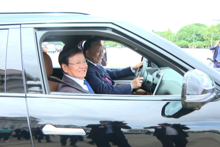 Chủ tịch nước Tô Lâm lái xe ô-tô Vinfast VF9 chở Tổng Bí thư, Chủ tịch nước Lào Thongloun Sisoulith.