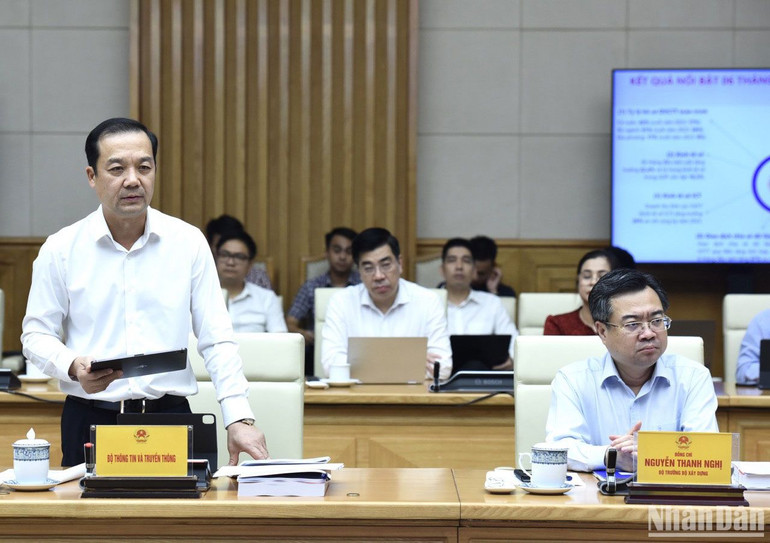 Lãnh đạo Bộ Thông tin và Truyền thông báo cáo tại phiên họp.