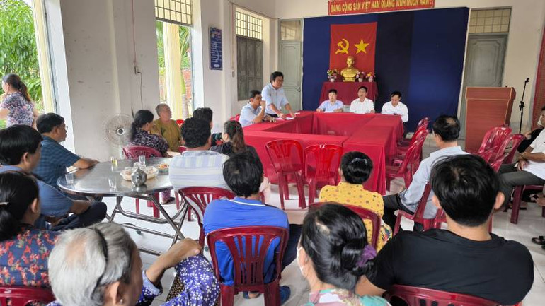 Đại diện chính quyền địa phương tổ chức đối thoại với người dân xung quanh bãi rác An Hiệp.