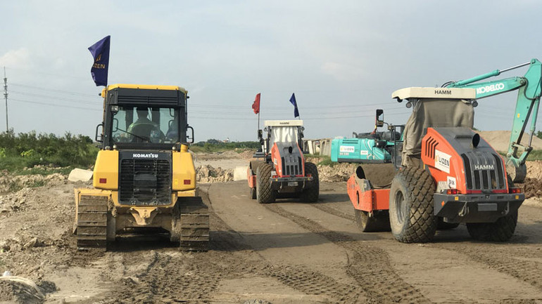 Công ty cổ phần Li Zen thi công tuyến đường song hành thuộc dự án đường Vành đai 4-Vùng Thủ đô trên địa bàn tỉnh Hưng Yên. (Ảnh: Phạm Hà)