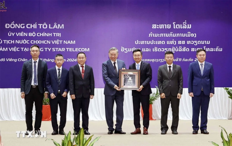 Chủ tịch nước Tô Lâm tặng quà cho Công ty viễn thông Star Telecom. (Ảnh: TTXVN)