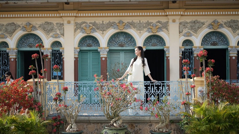 Du khách ghé thăm nhà cổ Bình Thủy.