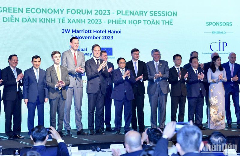 Thủ tướng Phạm Minh Chính và Thủ tướng Hà Lan Mark Rutte chụp ảnh lưu niệm với các đại biểu tham dự Diễn đàn.