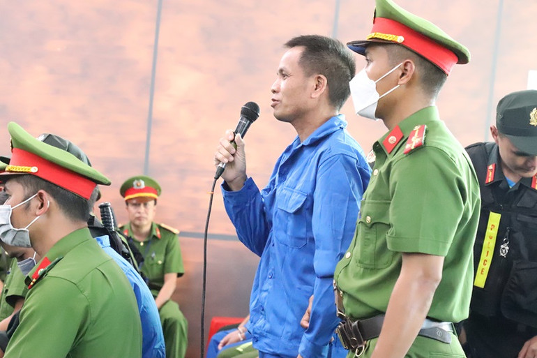 Một bị cáo nói lời sau cùng trước khi Hội đồng xét xử nghị án.