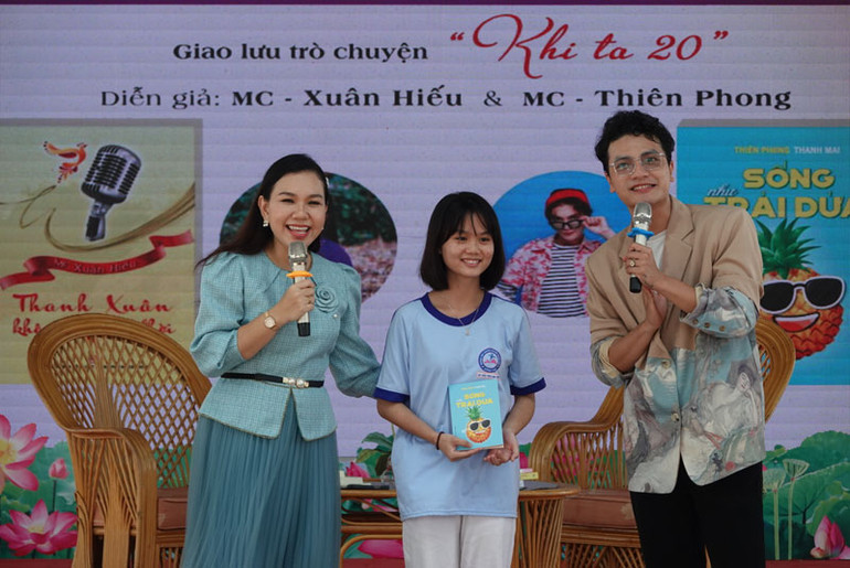 Hai tác giả trẻ giao lưu với khán giả.