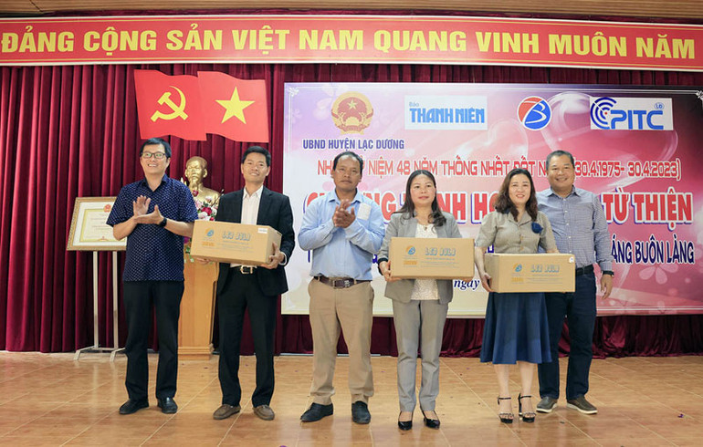 Trao bóng đèn Led tặng các thôn, buôn và nhà trường trên địa bàn xã Đạ Sar. Trao bóng đèn Led tặng các thôn, buôn và nhà trường trên địa bàn xã Đạ Sar.