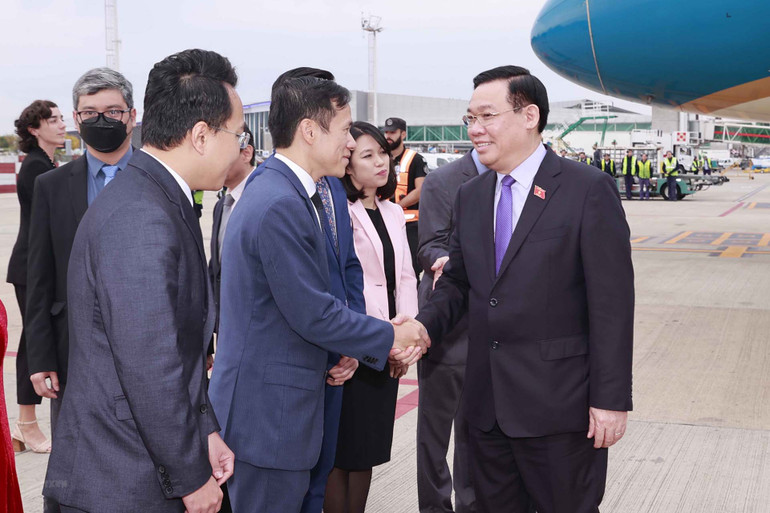 Lễ đón Chủ tịch Quốc hội Vương Đình Huệ tại sân bay quốc tế Ministro Pistarini (Ezeiza Airport) thủ đô Buenos Aires (Argentina).
