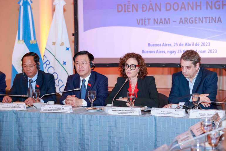 Quốc vụ khanh Bộ Ngoại giao, Ngoại thương và Tôn giáo Cecilia Todesca Bocco phát biểu tại Diễn đàn.