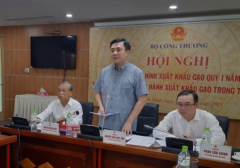 Thứ trưởng Công thương Nguyễn Sinh Nhật Tân phát biểu tại hội nghị.