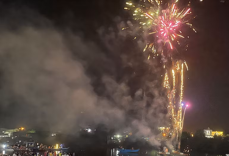 Trình diễn pháo hoa trên sông Tam Kỳ. Trình diễn pháo hoa trên sông Tam Kỳ.