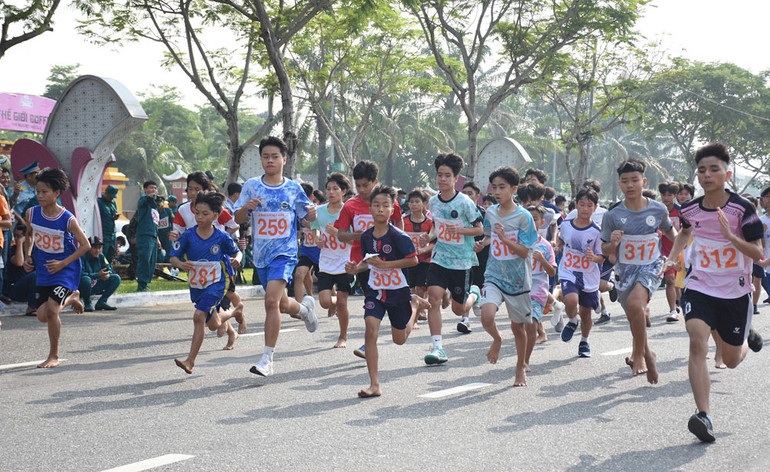 Khối học sinh các trường THPT thành phố Đà Nẵng tranh tài.