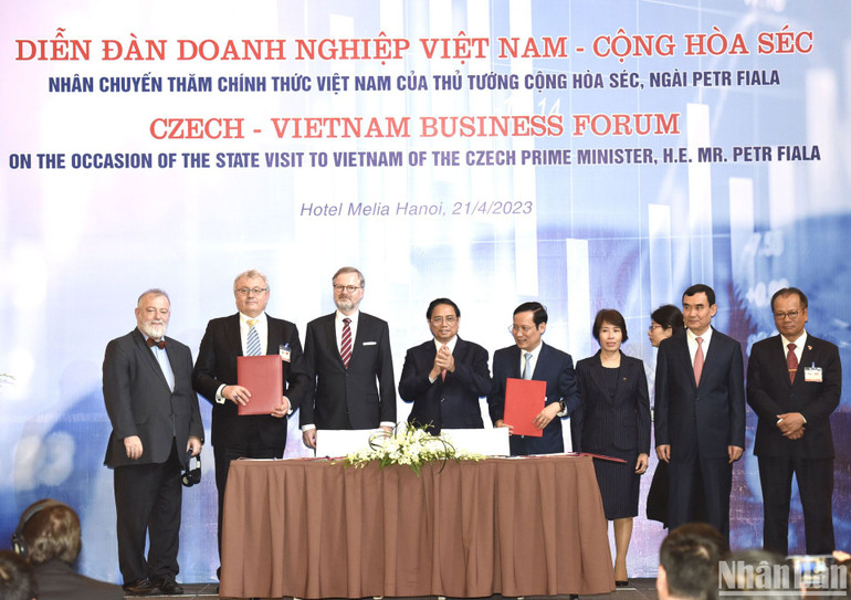 Thủ tướng Phạm Minh Chính và Thủ tướng Cộng hòa Séc Petr Fiala Chứng kiến lễ ký và trao Bản ghi nhớ hợp tác giữa Liên đoàn Thương mại và Công nghiệp Việt Nam với Phòng Thương mại Cộng hòa Séc.