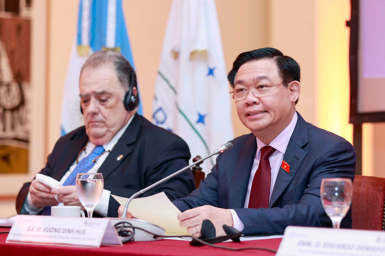 Chủ tịch Quốc hội Vương Đình Huệ phát biểu về chính sách tại sự kiện.