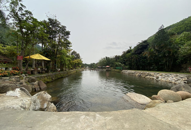 Việc tác động vào tự nhiên để kinh doanh du lịch sinh thái sẽ làm ảnh hưởng rất lớn đến môi trường. Việc tác động vào tự nhiên để kinh doanh du lịch sinh thái sẽ làm ảnh hưởng rất lớn đến môi trường.