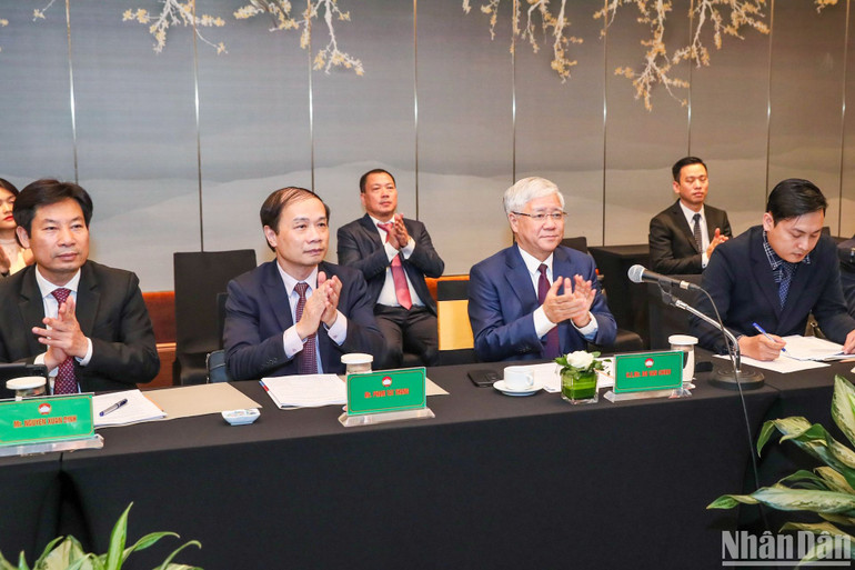 Đồng chí Đỗ Văn Chiến và các đại biểu Việt Nam dự buổi hội đàm. Đồng chí Đỗ Văn Chiến và các đại biểu Việt Nam dự buổi hội đàm.