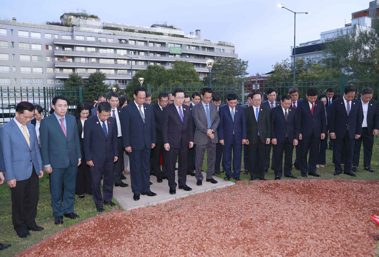 Chủ tịch Quốc hội Vương Đình Huệ cùng đoàn đại biểu cấp cao Quốc hội Việt Nam đặt vòng hoa tại Tượng đài Chủ tịch Hồ Chí Minh.