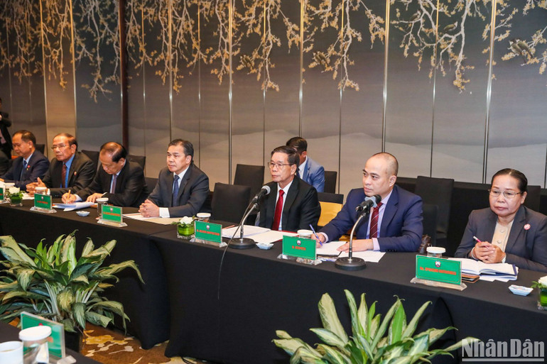 Đồng chí Sinlavong Khutphaythoun và các đại biểu Lào dự buổi hội đàm. Đồng chí Sinlavong Khutphaythoun và các đại biểu Lào dự buổi hội đàm.