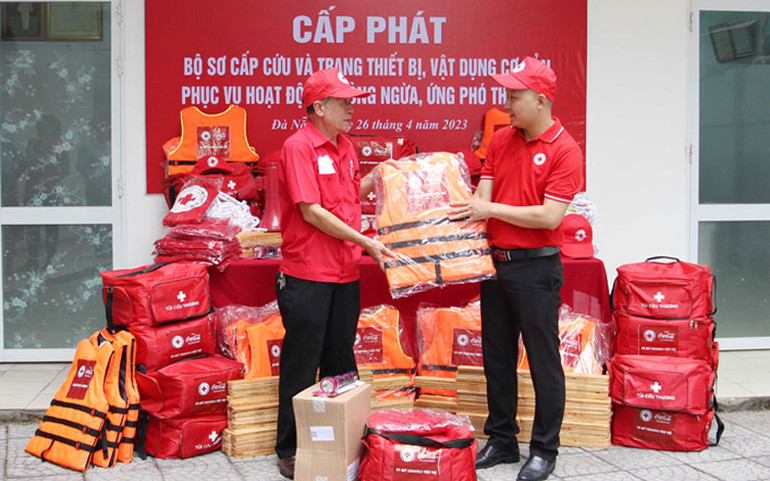 Cấp phát bộ dụng cụ sơ cấp cứu và ứng phó cho đội tình nguyện viên Chữ thập đỏ.