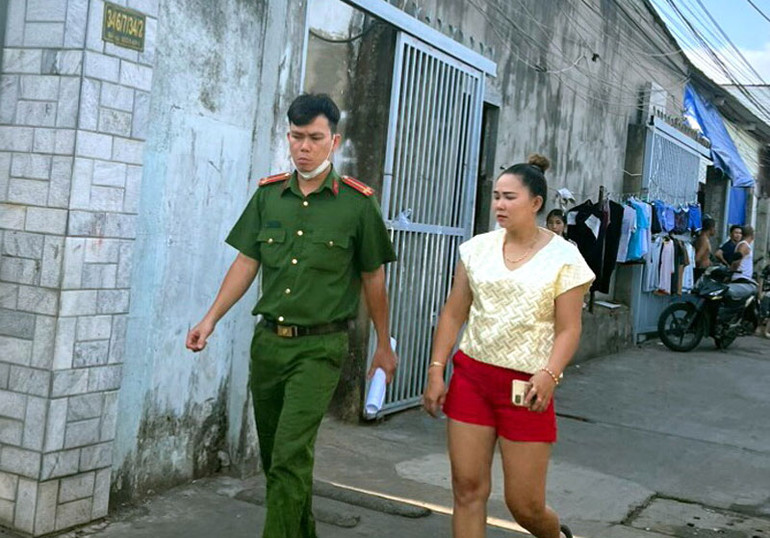 Công an thành phố Biên Hòa đến hiện trường lấy lời khai của các nhân chứng phục vụ công tác điều tra.