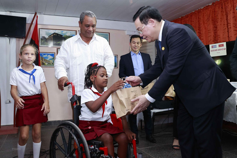 Chủ tịch Quốc hội Vương Đình Huệ tặng quà học sinh Trường hữu nghị Cuba-Việt Nam. (Ảnh: TTXVN