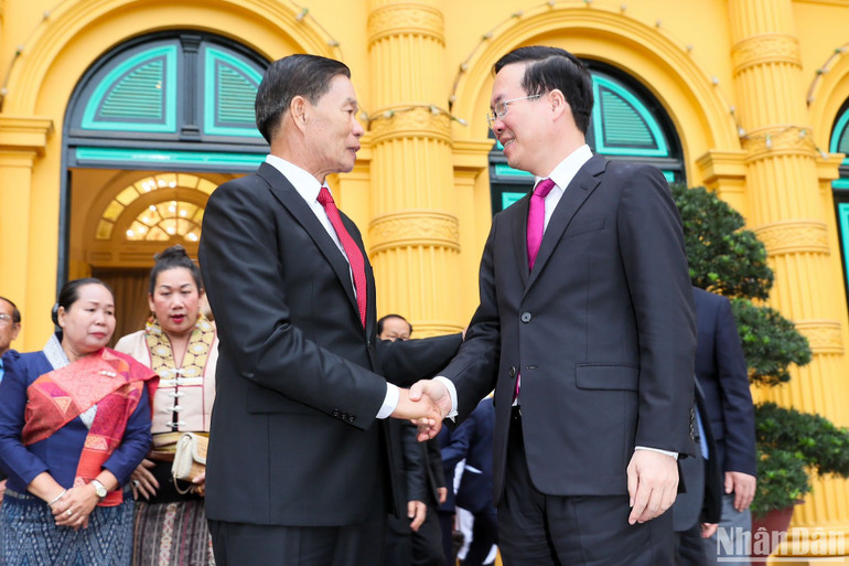 Chủ tịch nước Võ Văn Thưởng tiễn đồng chí Sinlavong Khoutphaythoune sau khi kết thúc buổi tiếp. Chủ tịch nước Võ Văn Thưởng tiễn đồng chí Sinlavong Khoutphaythoune sau khi kết thúc buổi tiếp.