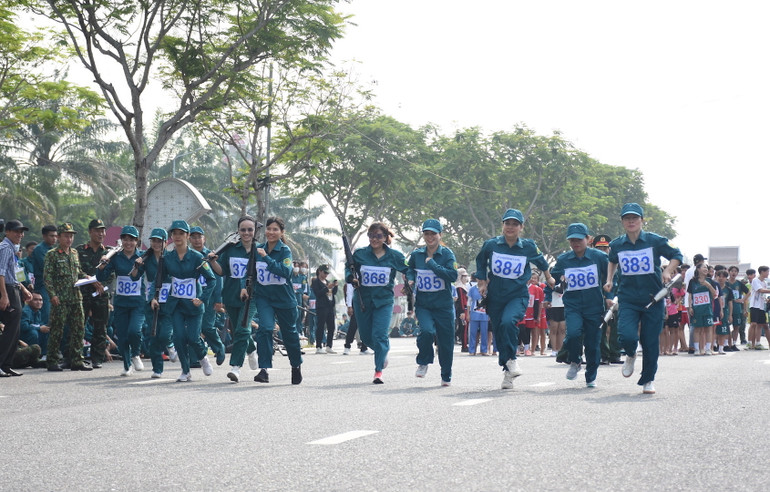 Khối lực lượng dân quân tự vệ tranh tài ở cự ly dành cho nữ.