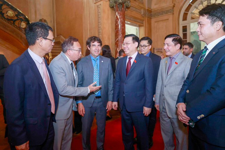 Chủ tịch Quốc hội Vương Đình Huệ với các đại biểu dự sự kiện.