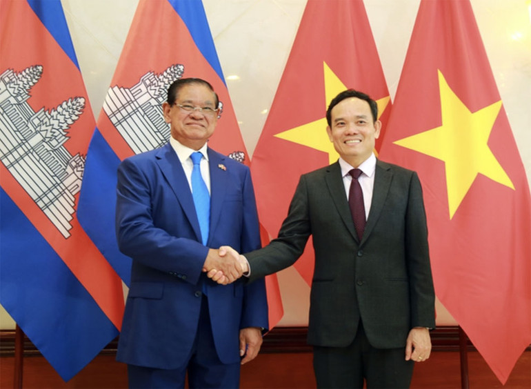 Phó Thủ tướng Chính phủ Trần Lưu Quang (phải) và Phó Thủ tướng, Bộ trưởng Bộ Nội vụ Vương quốc Campuchia Samdech Krolahom Sar Kheng đồng chủ trì Hội nghị. Phó Thủ tướng Chính phủ Trần Lưu Quang (phải) và Phó Thủ tướng, Bộ trưởng Bộ Nội vụ Vương quốc Campuchia Samdech Krolahom Sar Kheng đồng chủ trì Hội nghị.