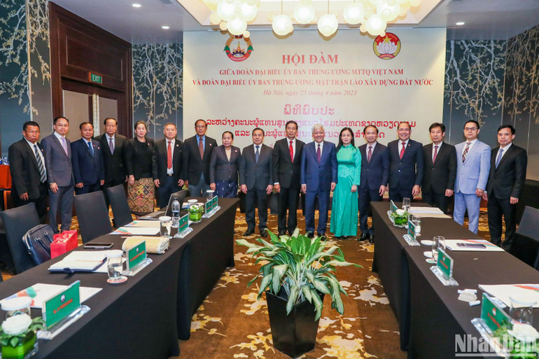 Các đại biểu hai nước chụp ảnh lưu niệm sau khi kết thúc buổi hội đàm. Các đại biểu hai nước chụp ảnh lưu niệm sau khi kết thúc buổi hội đàm.