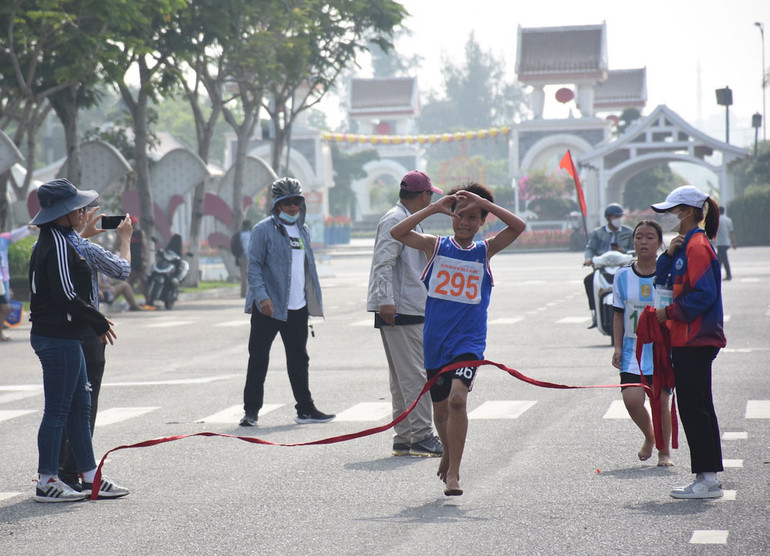 Niềm vui của vận động viên khối trung học phổ thông khi về đích.