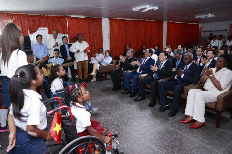 Chủ tịch Quốc hội Vương Đình Huệ thăm Trường hữu nghị Cuba-Việt Nam. (Ảnh: TTXVN)