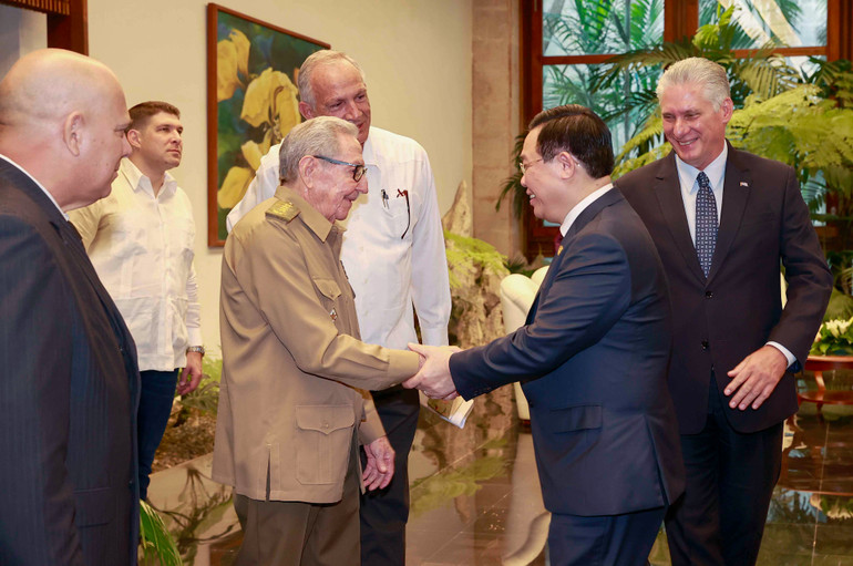 Chủ tịch Quốc hội Vương Đình Huệ với Đại tướng Raul Castro tại buổi hội kiến.