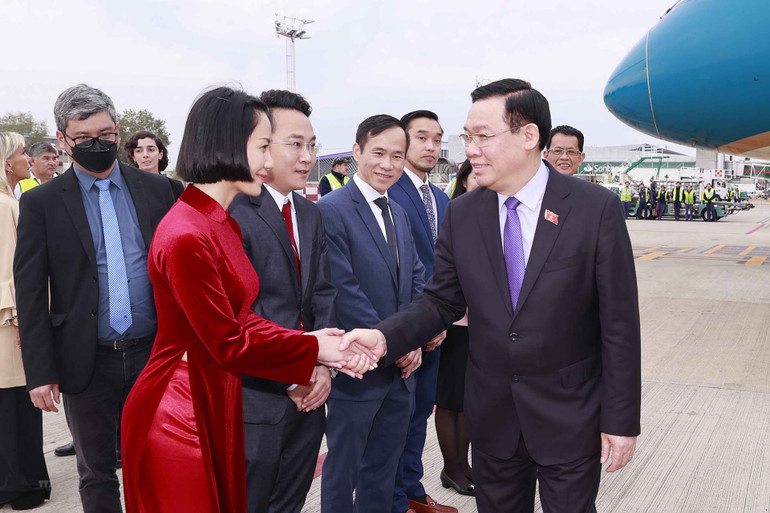 Chiều 23/4 (theo giờ địa phương), Chủ tịch Quốc hội Vương Đình Huệ cùng đoàn đại biểu cấp cao Quốc hội Việt Nam đến thủ đô Buenos Aires, bắt đầu thăm chính thức Argentina từ ngày 23/4 đến 26/4/2023.