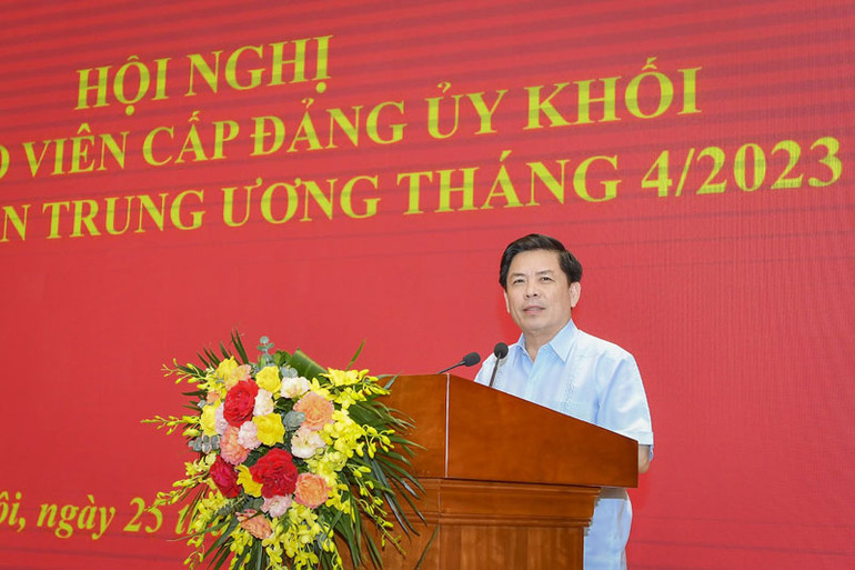 Đồng chí Nguyễn Văn Thể, Ủy viên Trung ương Đảng, Bí thư Đảng ủy Khối, phát biểu kết luận hội nghị.