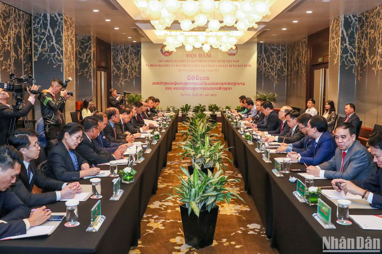 Quang cảnh buổi hội đàm giữa Mặt trận Tổ quốc Việt Nam và Mặt trận Lào xây dựng đất nước. Quang cảnh buổi hội đàm giữa Mặt trận Tổ quốc Việt Nam và Mặt trận Lào xây dựng đất nước.