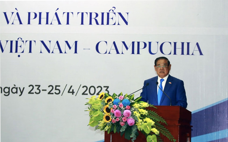 Phó Thủ tướng, Bộ trưởng Bộ Nội vụ Vương quốc Campuchia Samdech Krolahom Sar Kheng phát biểu tại Hội nghị. Phó Thủ tướng, Bộ trưởng Bộ Nội vụ Vương quốc Campuchia Samdech Krolahom Sar Kheng phát biểu tại Hội nghị.
