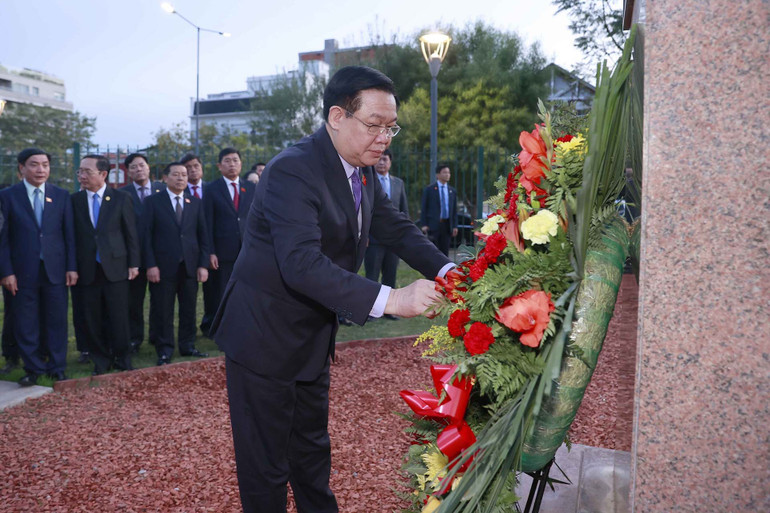 Trong khuôn khổ chuyến thăm chính thức Argentina, chiều 23/4/2023 (theo giờ địa phương), tại thủ đô Buenos Aires, Chủ tịch Quốc hội Vương Đình Huệ cùng đoàn đại biểu cấp cao Quốc hội Việt Nam đặt vòng hoa tại Tượng đài Chủ tịch Hồ Chí Minh.