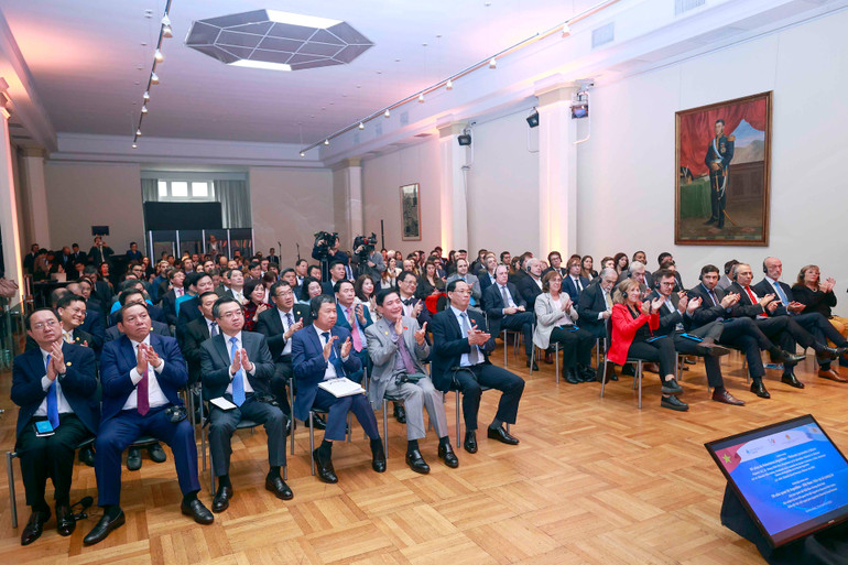 Các đại biểu của Quốc hội Việt Nam cùng các đại biểu của Quốc hội Argentina; đại diện của các cơ quan đại diện ngoại giao tại Argentina; đại diện của các trường đại học, học viện… dự sự kiện.