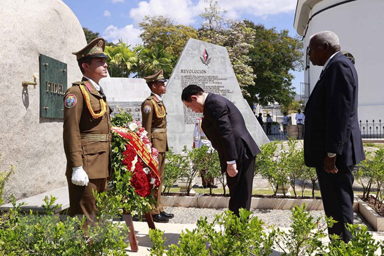 Chủ tịch Quốc hội Vương Đình Huệ và Chủ tịch Quốc hội Chính quyền nhân dân nước Cộng hòa Cuba Esteban Lazo Hernandez dâng hoa Lãnh tụ Fidel Castro. (Ảnh: TTXVN)