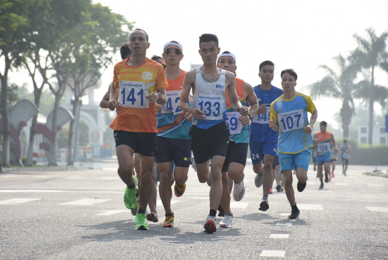 Khối vận động viên chuyên nghiệp tham gia tranh tài.