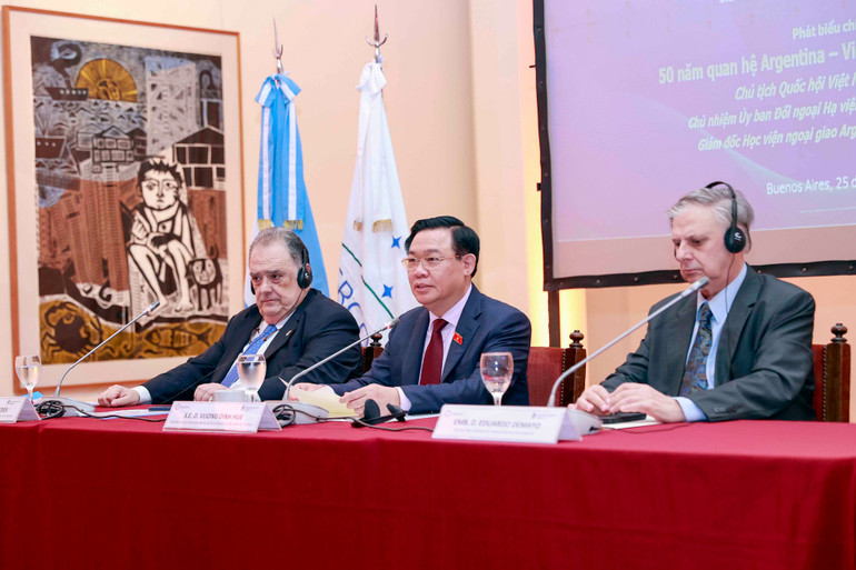 Chủ tịch Quốc hội Vương Đình Huệ, Giám đốc học viện Ngoại giao, Đại sứ Eduardo Lionel Demayo; Chủ tịch Ủy ban Đối ngoại Hạ viện Eduardo Valdés tại sự kiện.