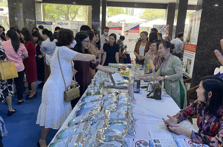 Gian hàng giới thiệu sản phẩm nghiên cứu của các nữ trí thức.