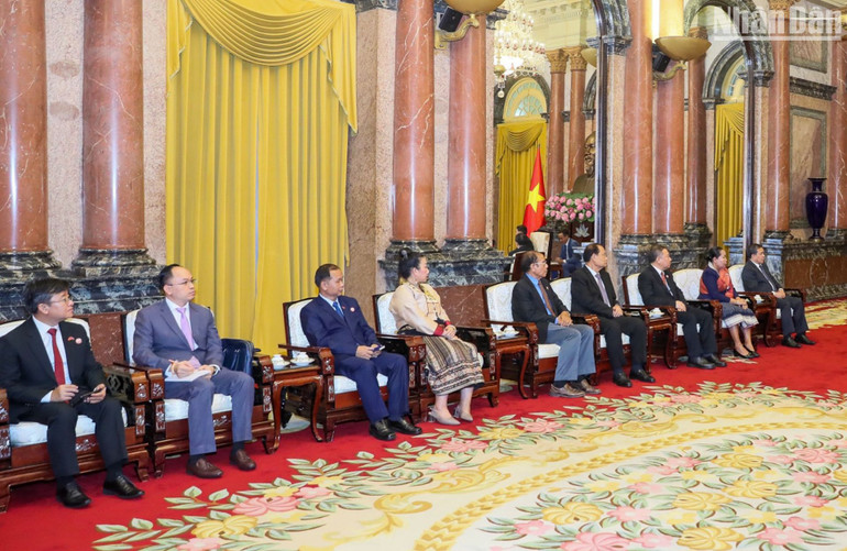 Các đại biểu đoàn Ủy ban Trung ương Mặt trận Lào xây dựng đất nước dự buổi tiếp. Các đại biểu đoàn Ủy ban Trung ương Mặt trận Lào xây dựng đất nước dự buổi tiếp.