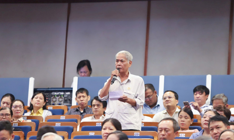 Cử tri Đà Nẵng phát biểu sôi nổi tại chương trình tiếp xúc cử tri của Đoàn biểu Quốc hội. Cử tri Đà Nẵng phát biểu sôi nổi tại chương trình tiếp xúc cử tri của Đoàn biểu Quốc hội.