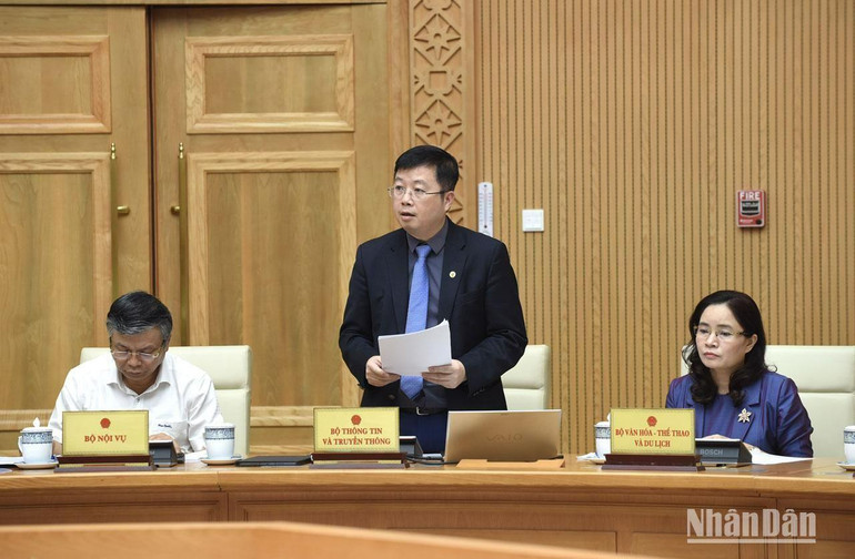 Thứ trưởng Bộ Thông tin và Truyền thông Nguyễn Thanh Lâm báo cáo công tác truyền thông chính sách.